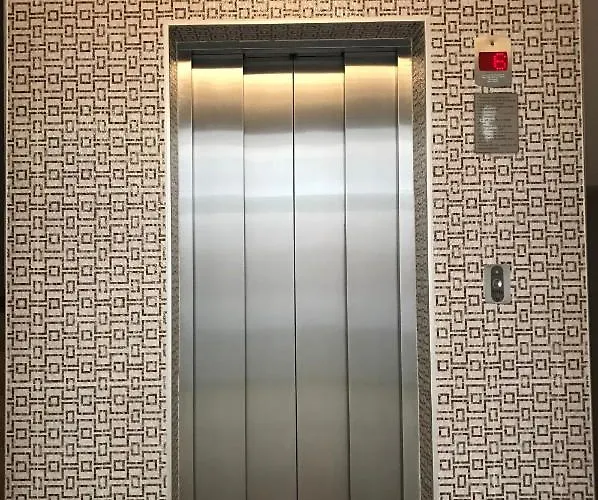 Red House Νεσέμπαρ