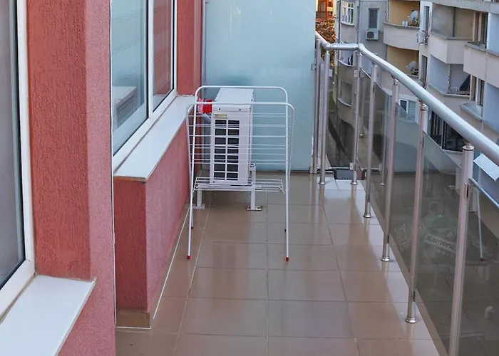 Red House Νεσέμπαρ