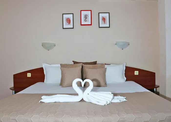 Red House 3* Νεσέμπαρ