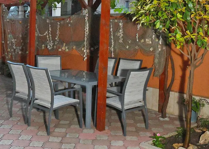 Red House Νεσέμπαρ