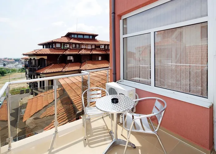 Red House 3* Νεσέμπαρ