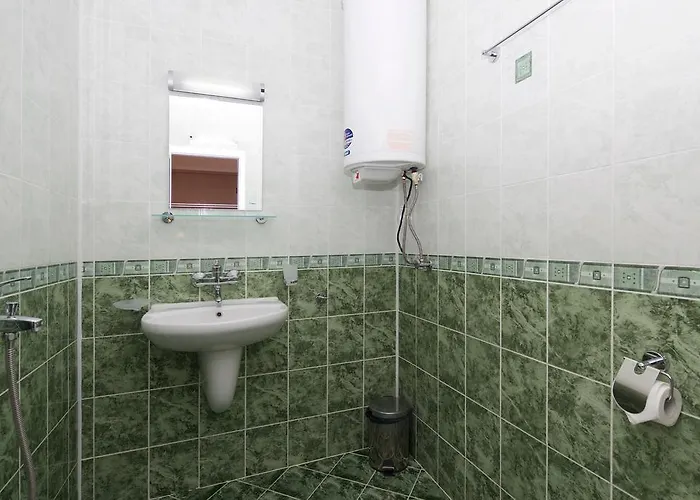 Red House 3* Νεσέμπαρ