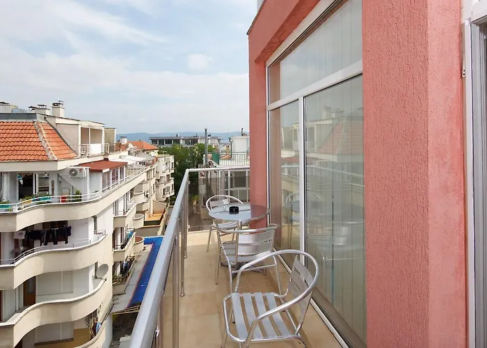 Red House Νεσέμπαρ