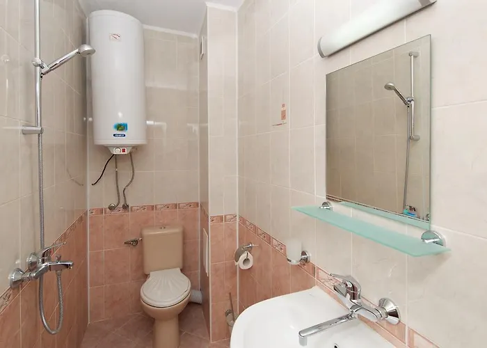 Red House 3* Νεσέμπαρ