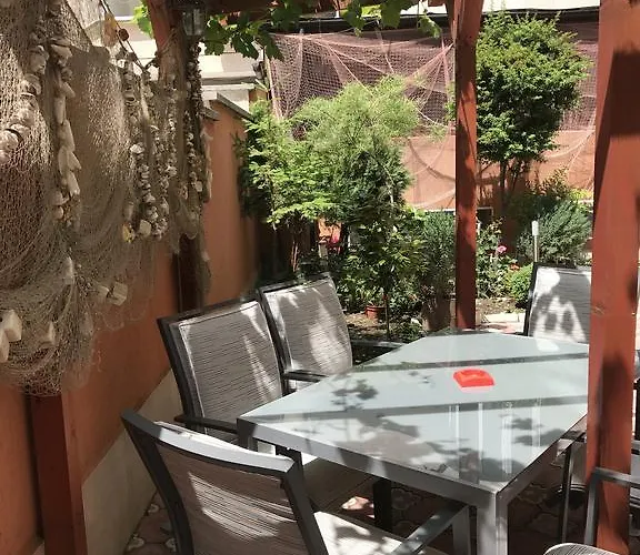 Red House Νεσέμπαρ