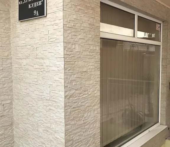 Red House 3* Νεσέμπαρ